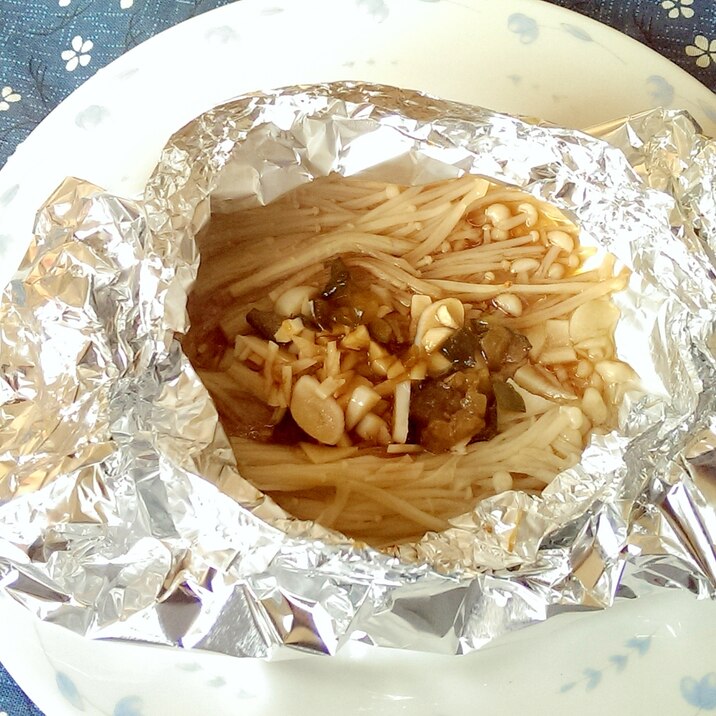 えのきとキューちゃんのにんにくホイル焼き